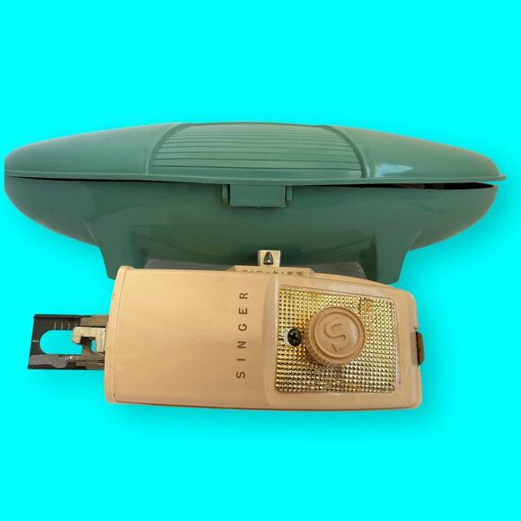 VINTAGE 1960'S SINGER BUTTONHOLER WITH GREEN CASE, BOOK AND ATTACHMENTS - Picture 6 of 12